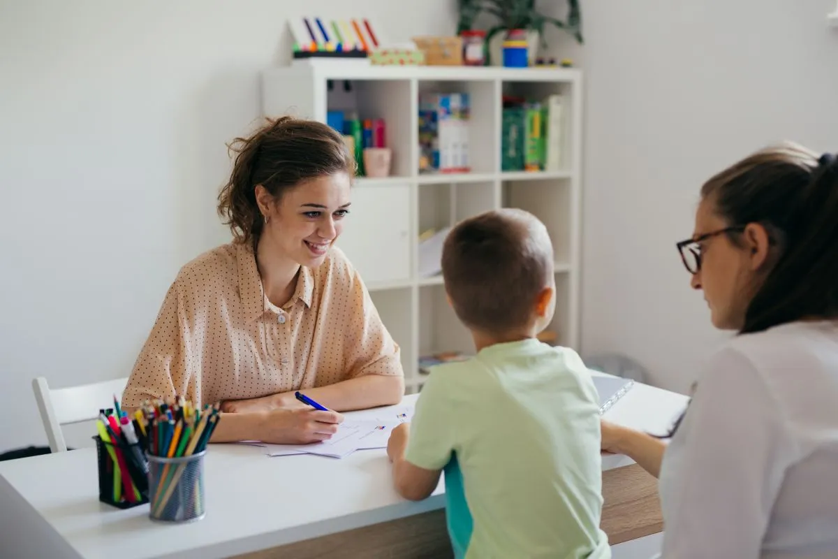 Karolina Gdula – Praxis für Systemische Kinder – Junge im Gespräch mit Psychologin zur Einschulung